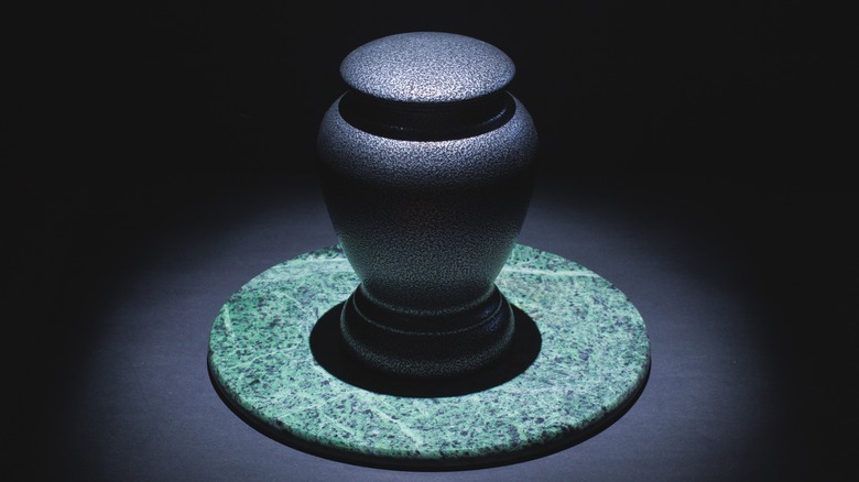 Cremation urn