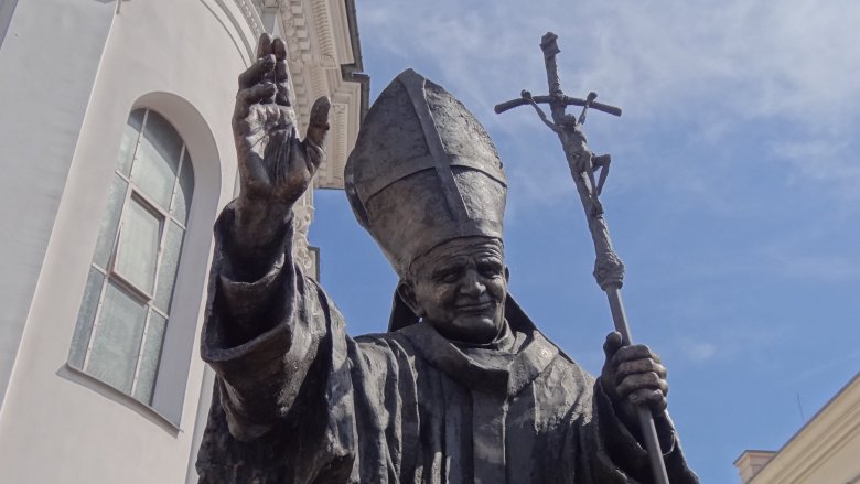 pope benedict statue