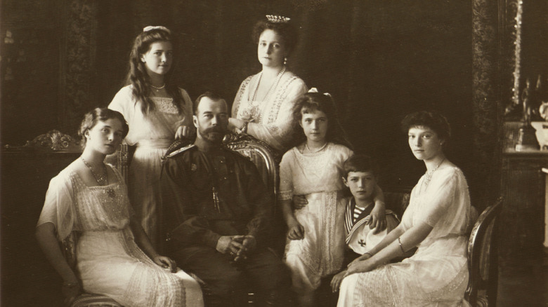 romanov family sat and standing in family photo