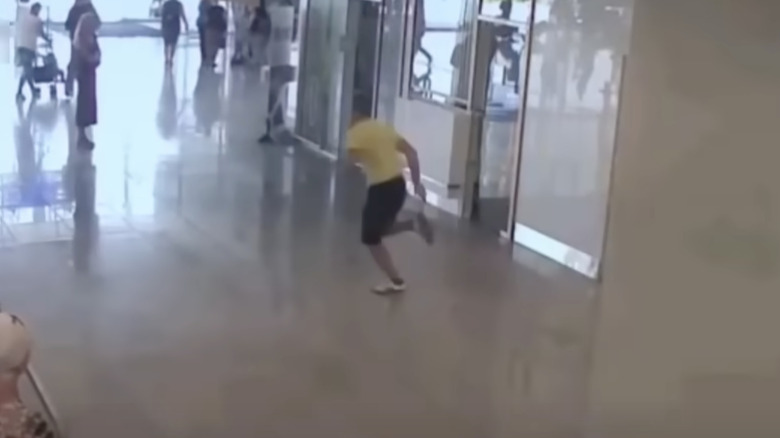 Lars Mittank running through Varna airport