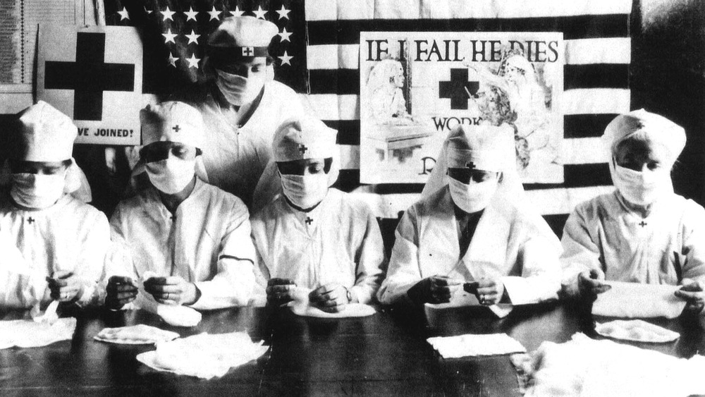 spanish flu pandemic nurses folding bandages