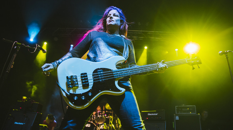 Jennifer Finch of L7 performing live
