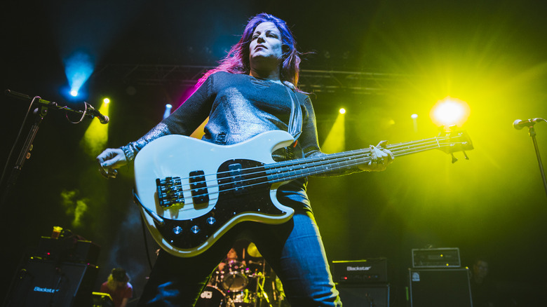 Jennifer Finch of L7 performing live