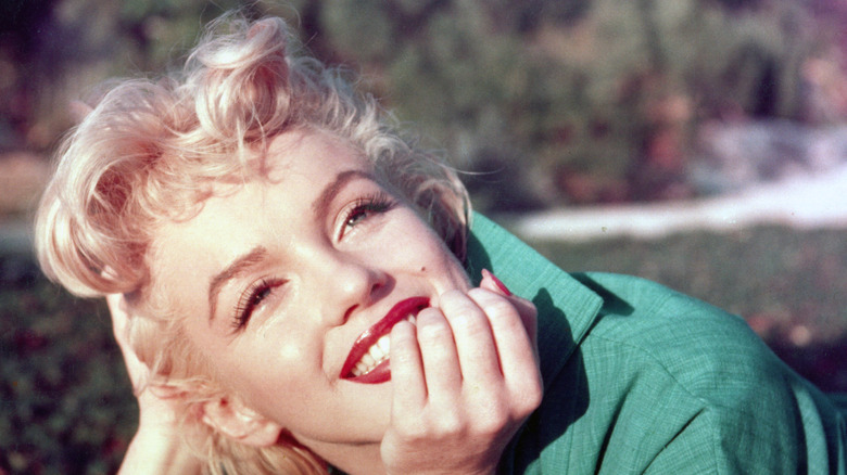 Marilyn Monroe hand on chin smiling