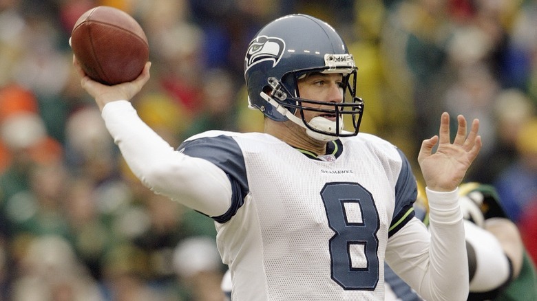 Matt Hasselbeck throwing pass