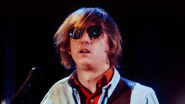 Mark Hollis sunglasses on stage