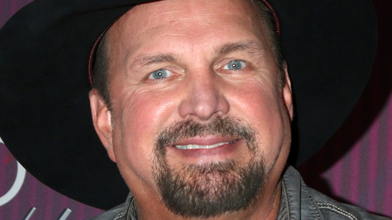 Garth Brooks in cowboy hat