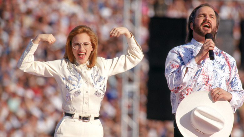 Marlee Matlin and Garth Brooks performing