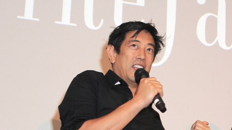 Grand Imahara speaking into a microphone