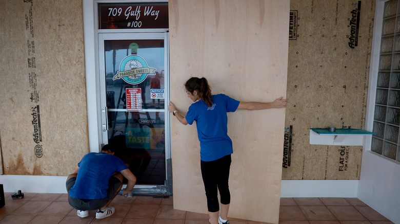 People preparing for Hurricane Ian