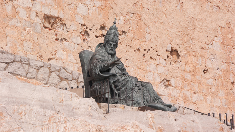 statue of antipope benedict xiii sat raising hand
