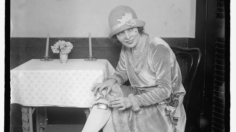 Woman with garter flask 1926