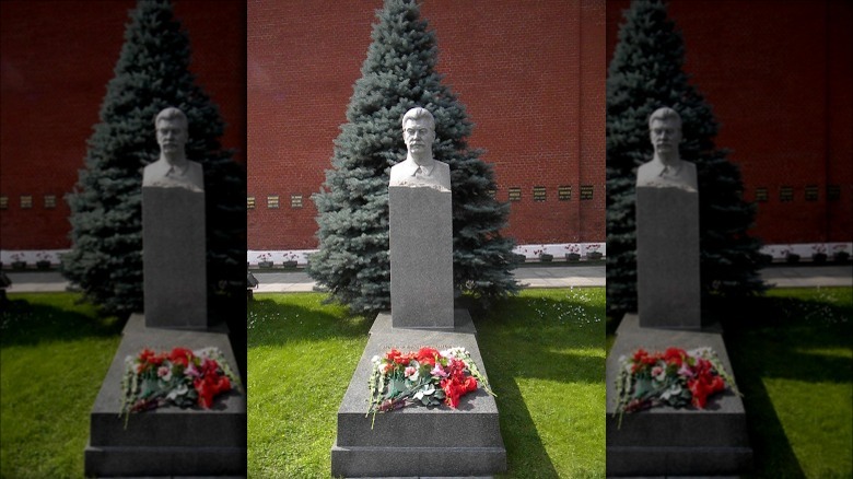 Сталин сейчас жив. Могила Сталина 1961. Сталин Иосиф Виссарионович могила. Могила Сталина 1966. Сталин Иосиф Виссарионович тело.