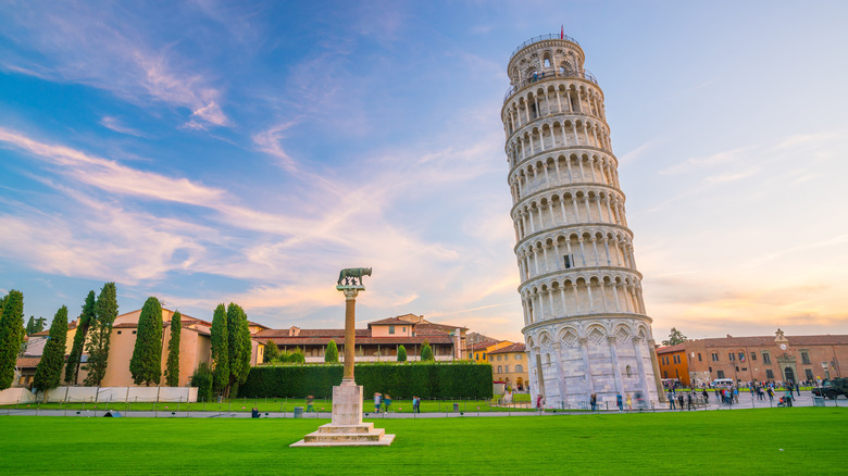 the leaning tower of pisa