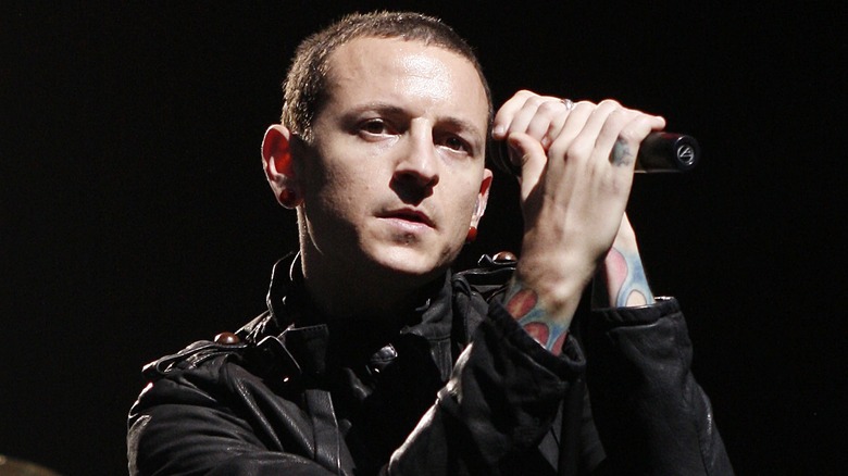 Chester Bennington singing