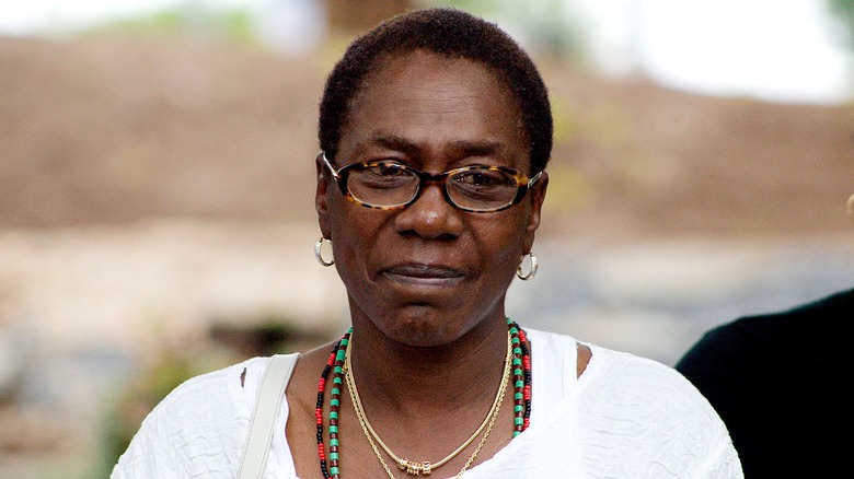 Afeni Shakur posing