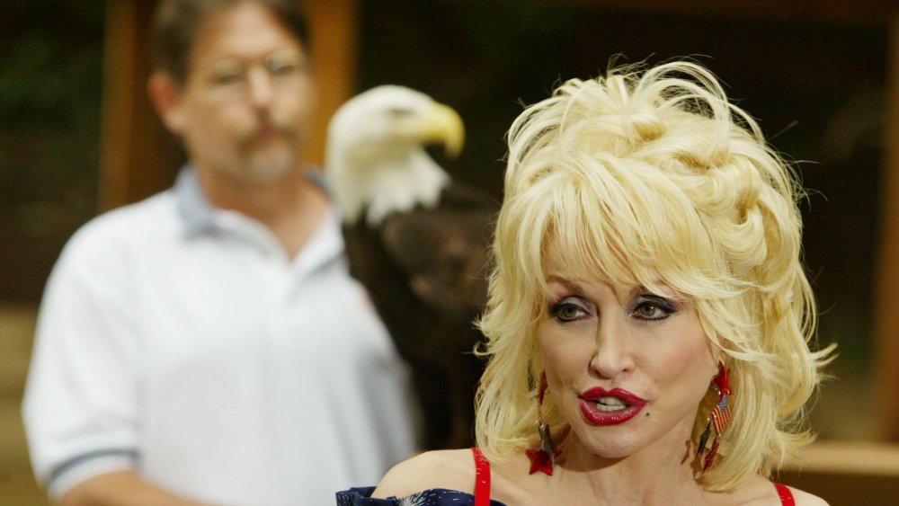 Dolly Parton with eagle and eagle handler, 2003