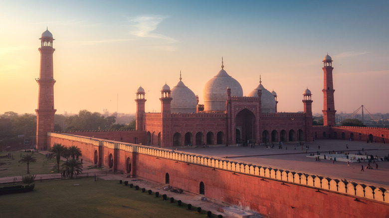 central mosque walled city of lahore