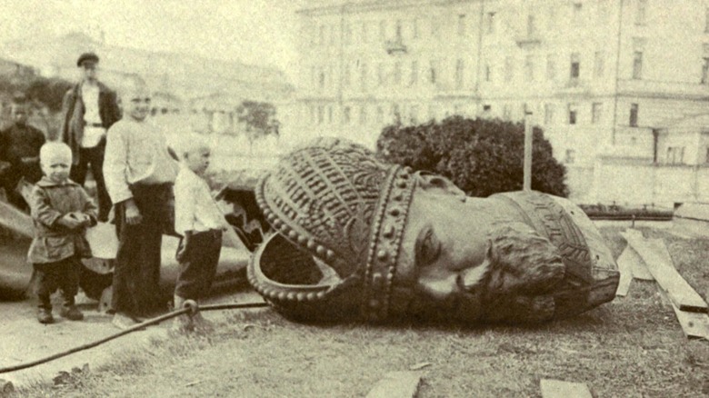 Down czarist statue in 1917