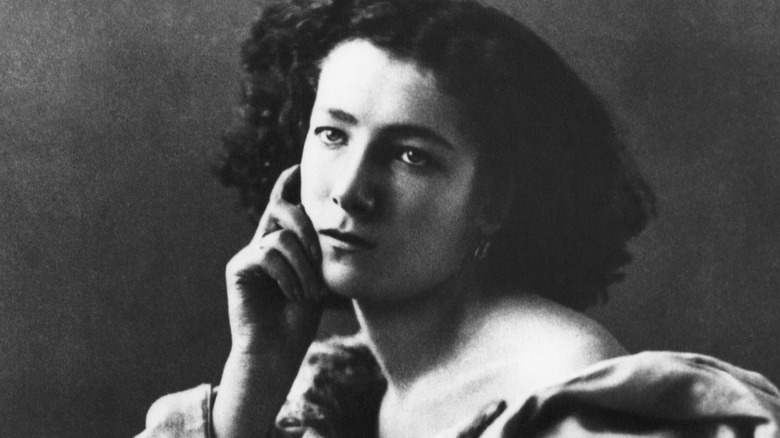 photo portrait of Sarah Bernhardt touching face