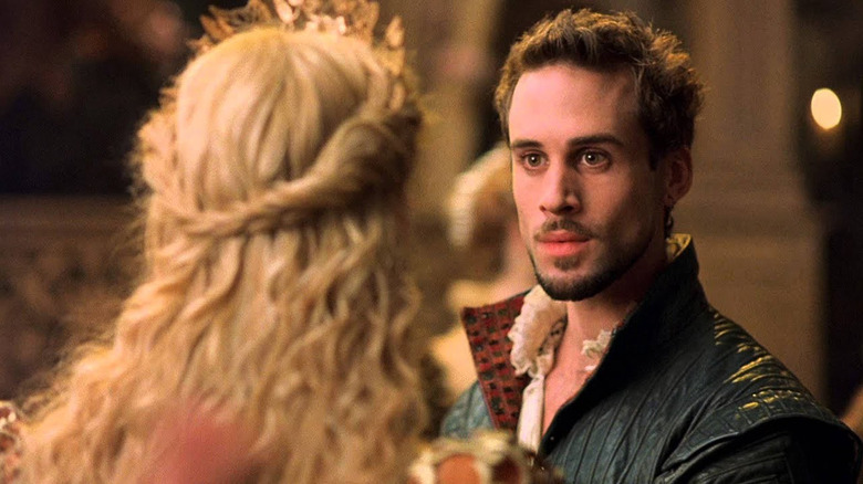 Joseph Fiennes looking at blonde woman in 'Shakespeare in Love'