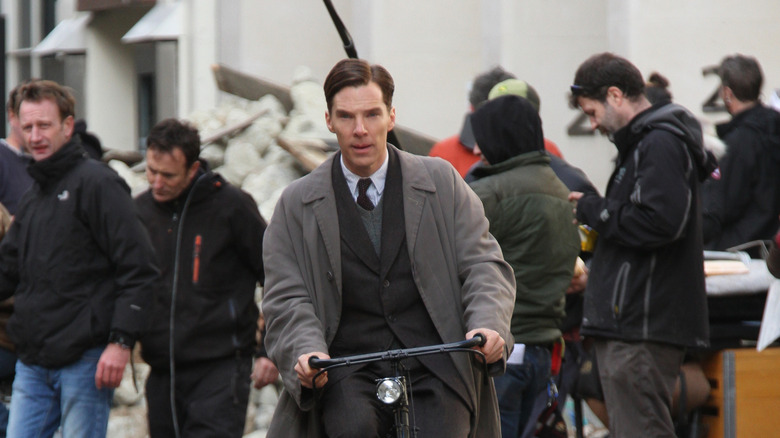 benedict cumberbatch bicycling in wrowd in the imitation game