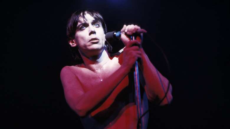 Iggy Pop in front of microphone on 'The Idiot' tour
