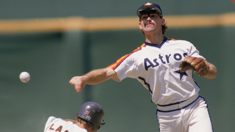 Dickie Thon fielding