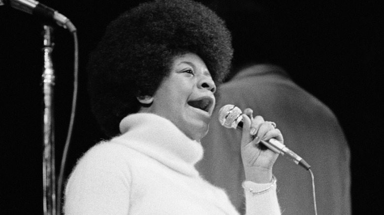 Merry Clayton singing on stage