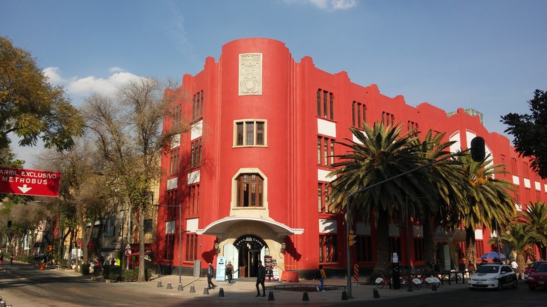 Red building in Colonia Tabacalera