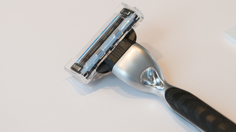 Shaving razor