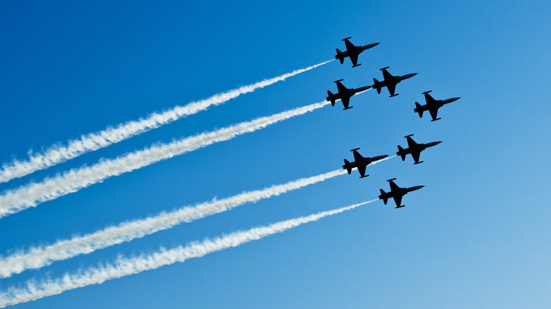 jets flying in formation
