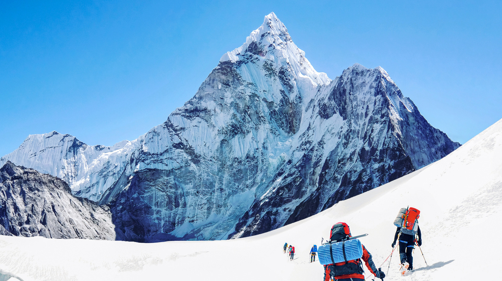 How Dead Bodies Actually Help Hikers At Mount Everest
