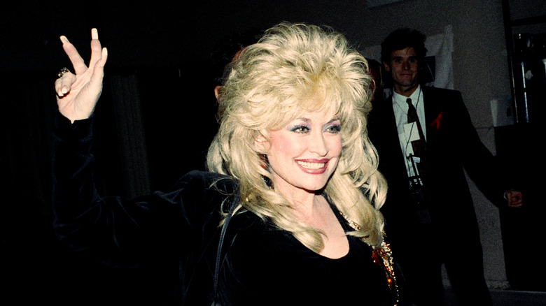 Dolly Parton waving