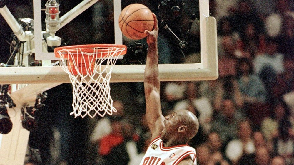 Michael jordan dunking clearance from the foul line