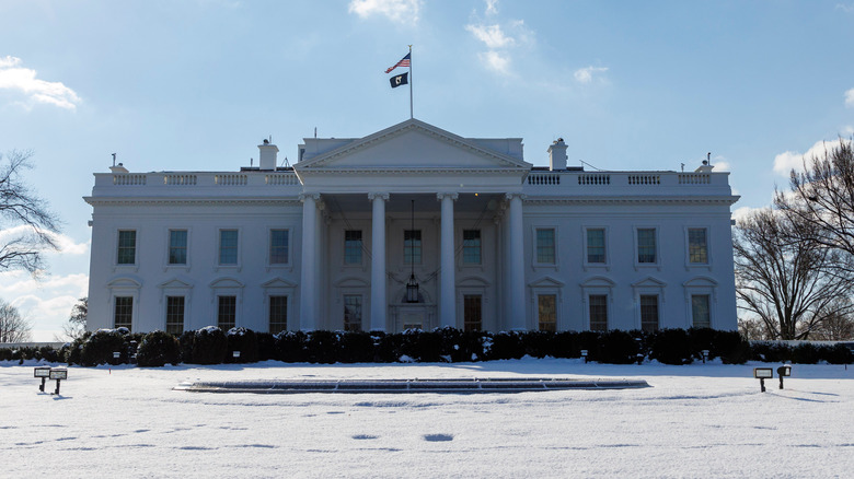 Snow outside the White House