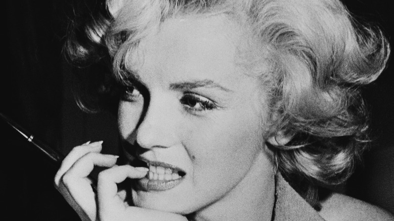 Marilyn Monroe chin on hand