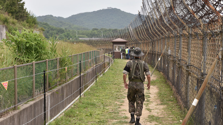 Южнокорейский солдат в демилитаризованной зоне
