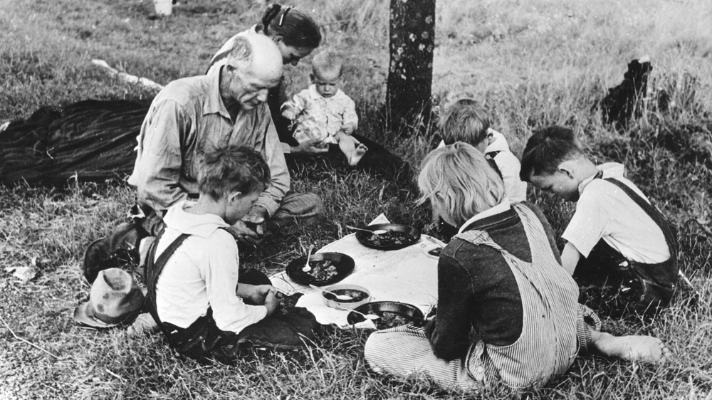 migrant family eating