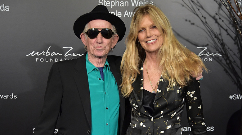 Keith Richards and Patti Hansen posing