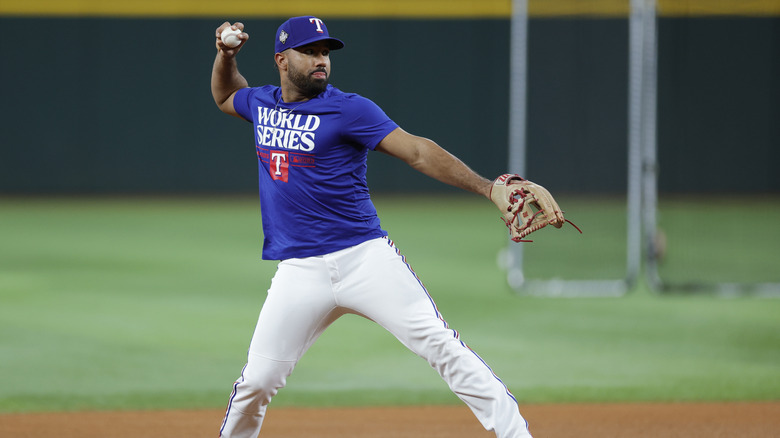 Ezequiel Durán throwing a ball 