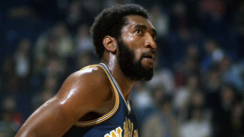 Clifford Ray on the court