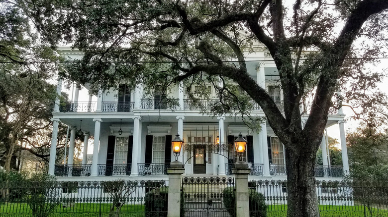a Garden District mansion in new orleans