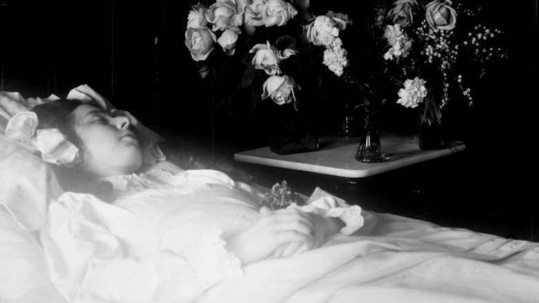 Death photo of girl