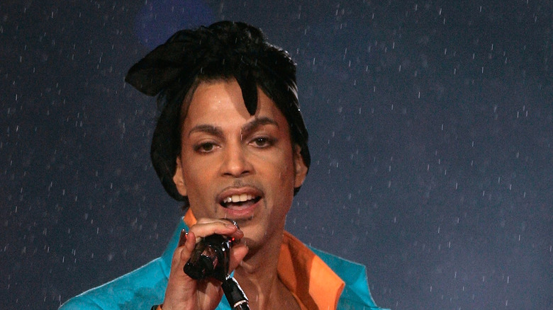 Prince performing at the 2007 Super Bowl 