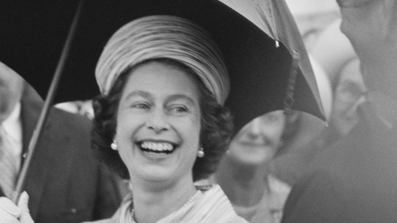 queen elizabeth smiling in australia 1970
