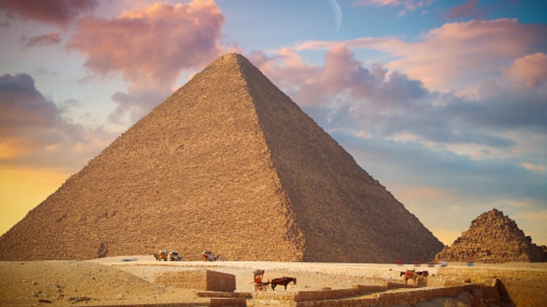 Giza small and large pyramids