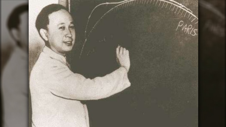 Scientist Qian Xuesen writing