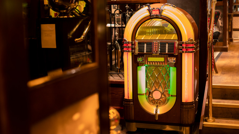 old-timey jukebox