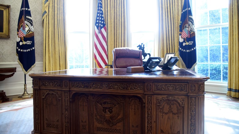 Resolute Desk, 2017